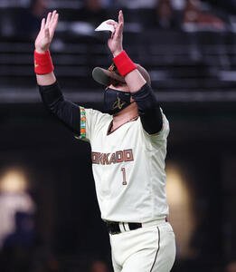 西武対日本ハム　メンバー表交換を終え手を振りながらベンチに戻る日本ハム新庄剛志監督(撮影･増田悦実)