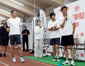 イチロー氏の走りを動画で確認する登壇者、左からイチロー氏、永島優美、中山雅史氏、末続慎吾(撮影･山本朝陽)