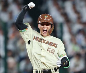 九回表日本ハム1死二塁、奈良間は適時二塁打を放ち、塁上で拳を突き上げる