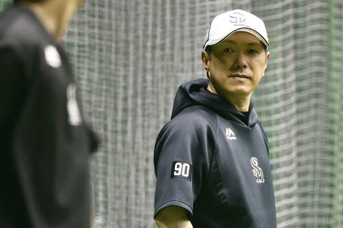 ロッテ対ソフトバンク　練習を見守るソフトバンク小久保裕紀監督(撮影･河田真司)