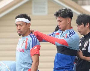 長友佑都(左)に練習機器をつける塩貝健人(撮影･足立雅史)