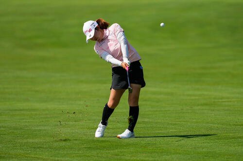 全米女子プロ選手権第3日　ショットを放つ古江(AP)