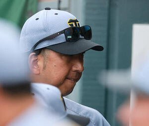 広島対阪神　8回裏の守備を終え、ベンチで考え込む阪神藤川球児監督(撮影･上山淳一)