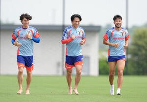 練習に臨む、左から田中碧、上田綺世、菅原由勢(撮影･足立雅史)