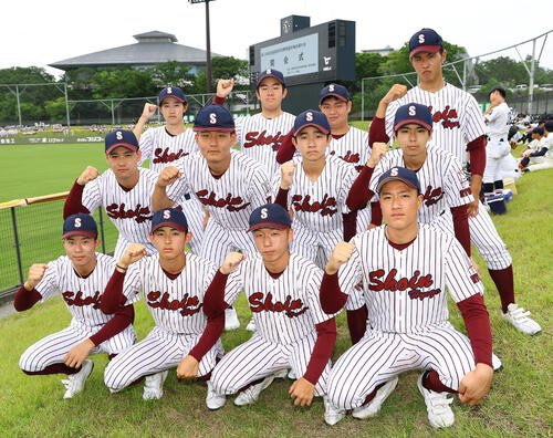 ガッツポーズで健闘を誓う松陰･上田侑生主将(下段左から2人目)とナイン(撮影･上田博志)