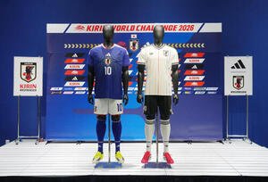 発表された日本代表の新アウェーユニホーム(右)。左は既存のホームユニホーム(2026年3月撮影)