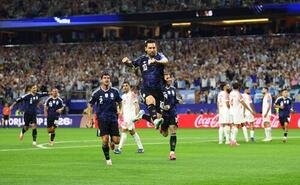 新記録となるW杯7試合連続ゴールを決め喜ぶメッシ(中央、AP)