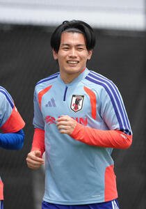 練習中、笑顔を見せる上田綺世(撮影･足立雅史)