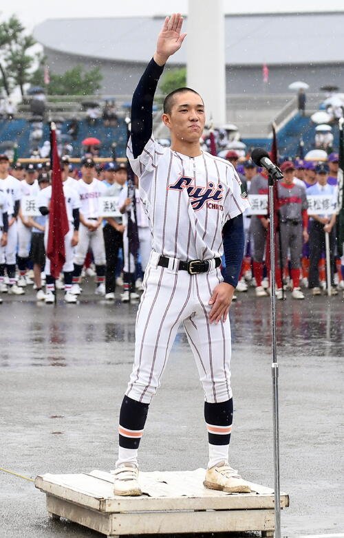 選手宣誓をする富士市立･赤平大和主将