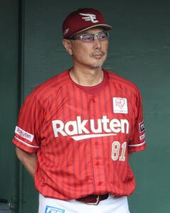 オリックス対楽天　ベンチで試合を見守る楽天吉井理人監督(撮影･西尾就之)