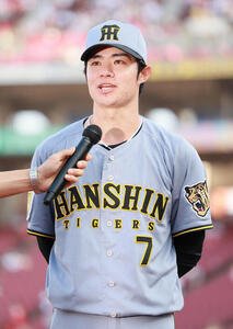 広島対阪神　ヒーローインタビューを受ける阪神中野拓夢(撮影･上山淳一)