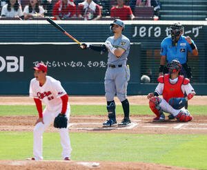 広島対阪神　6回表阪神無死、佐藤輝明は右越えソロ本塁打を放つ。投手岡本駿(撮影･加藤哉)