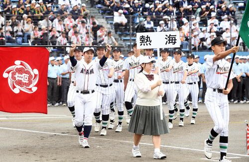 引き締まった表情で行進する熱海･田口(左手前)(撮影･前田和哉)