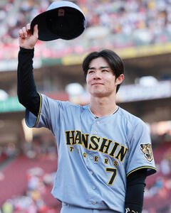 広島対阪神　ファンの声援に応えるヒーローの阪神中野拓夢(撮影･上山淳一)