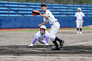 富岡東―鳴門　一回表富岡東、暴投の間に久米が生還し2点目=2026年6月28日午後1時6分、JAアグリあなんスタジアム、鎌田悠撮影
