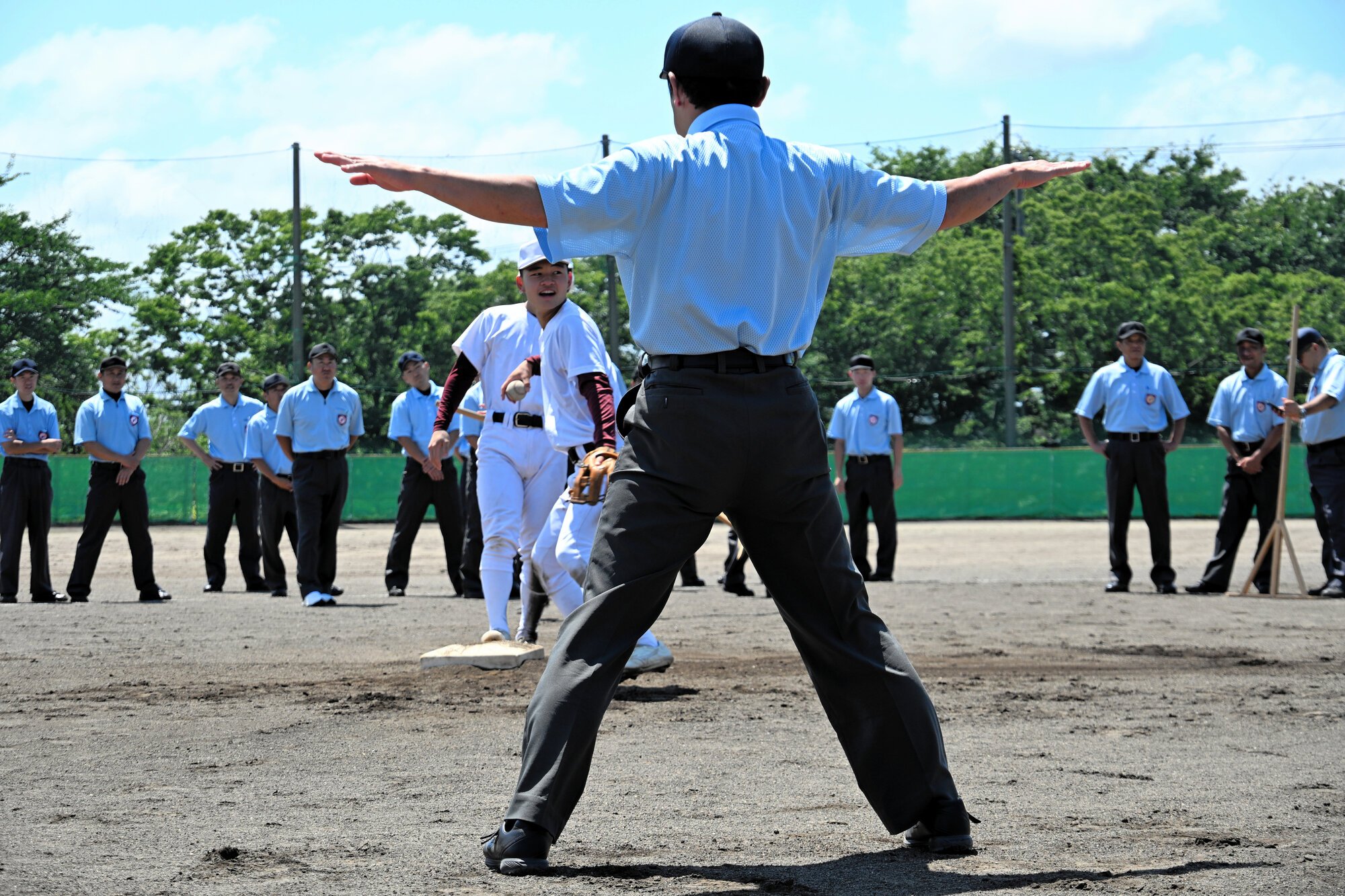 実戦形式で判定の練習をする審判委員ら=2026年6月28日、秋田市、横山翼撮影