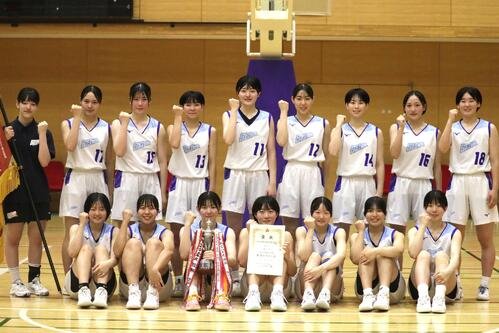 優勝し記念写真に納まる聖和学園女子の選手たち(撮影･高橋香奈)