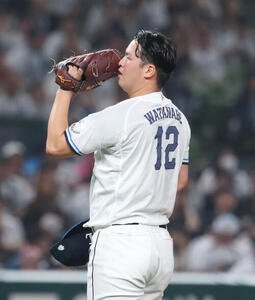 西武対日本ハム　5回表日本ハム2死一、二塁、奈良間大己に四球で出塁を許し満塁のピンチを迎える渡辺勇太朗(撮影･増田悦実)