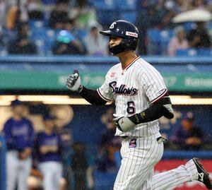 ヤクルト対中日　5回裏ヤクルト無死、松下歩叶はプロ初本塁打を放ち、ガッツポーズで生還(撮影･浅見桂子)