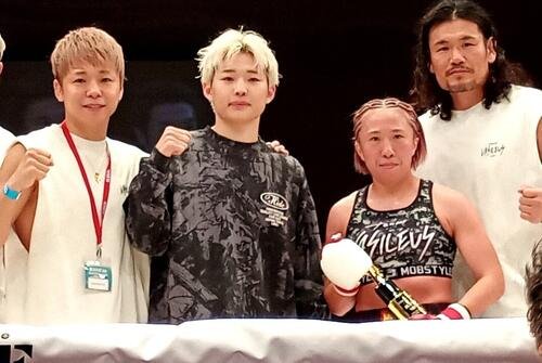 武尊氏(左端)や同じくKO勝利を飾った有井渚海(左から2人目)、渡辺雅和トレーナー(右端)と写真に収まる島田知佳
