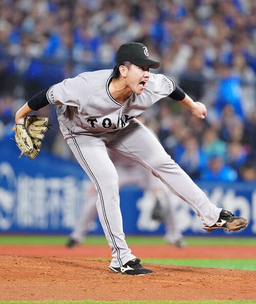 DeNA対巨人　4回裏DeNA2死、筒香嘉智を二ゴロに仕留める井上温大(撮影･江口和貴)