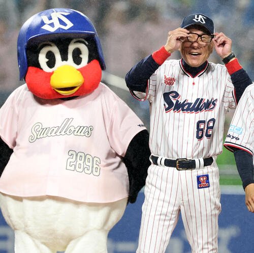 ヤクルト対中日　サヨナラ勝利で笑顔でメガネを外すヤクルト池山隆寛監督(撮影･浅見桂子)
