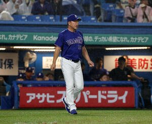 ヤクルト対中日　選手交代を告げる中日井上一樹監督(撮影･浅見桂子)