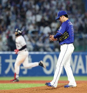 ヤクルト対中日　6回裏ヤクルト無死、サンタナ(後方)にソロ本塁打を許した金丸夢斗(撮影･浅見桂子)