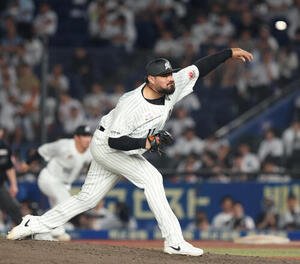 ロッテ対ソフトバンク　延長12回表、力投するカスティーヨ(撮影･河田真司)