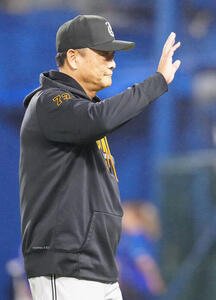 DeNA対巨人　試合後、客席に手を振る巨人橋上秀樹監督代行(撮影･江口和貴)