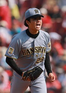 広島対阪神　6回裏広島2死一塁、高橋遥人は矢野雅哉を見逃し三振に仕留め雄たけびを上げる(撮影･上山淳一)