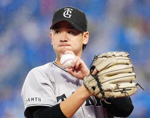 DeNA対巨人　1回裏前、投球練習する巨人先発の井上温大(撮影･江口和貴)