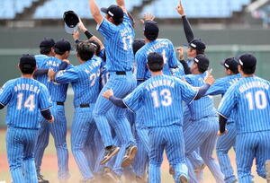 日本製紙石巻対七十七銀行　都市対抗出場を決め、マウンドに集まる日本製紙石巻の選手ら(撮影･木村有優)