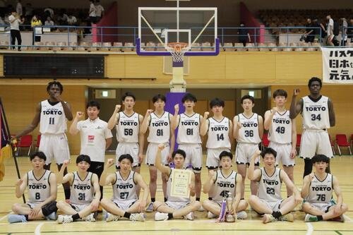 優勝し記念写真に納まる福島東稜の選手たち(撮影･高橋香奈)