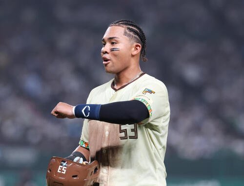西武対日本ハム　5回表日本ハム2死満塁、適時打に喜ぶ水谷瞬(撮影･増田悦実)