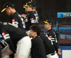 ロッテ対ソフトバンク　延長12回裏、戦況を見守る小久保裕紀監督(撮影･河田真司)