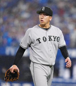 DeNA対巨人　8回裏途中、交代でベンチに引き揚げる巨人2番手の大勢(撮影･江口和貴)