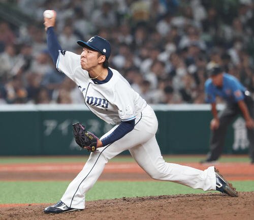 西武対日本ハム　西武4番手で登板し力投する成田晴風(撮影･増田悦実)
