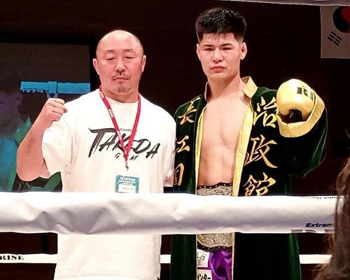 師匠の武田幸三会長と基康(右)
