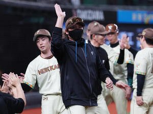 西武対日本ハム　勝利しスタッフとタッチを交わす日本ハム新庄剛志監督(撮影･増田悦実)