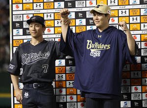 オリックス対楽天　決勝本塁打のオリックス西川龍馬(左)と6勝目を挙げた九里亜蓮はヒーローインタビュー後にポーズを決める(撮影･西尾就之)