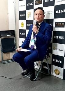 大崎孔稀をたたえたRISE伊藤隆代表