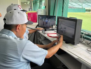 ビデオ検証の練習をする審判委員たち