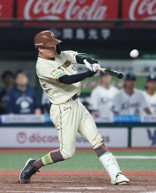 西武対日本ハム　9回表日本ハム2死、本塁打を放つ奈良間大己(撮影･増田悦実)