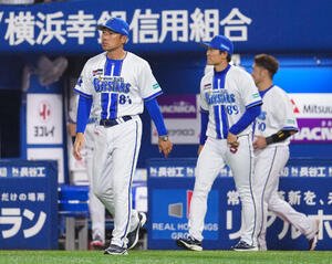 DeNA対巨人　試合後、ファンへあいさつに向かうDeNA相川亮二監督(左)(撮影･江口和貴)