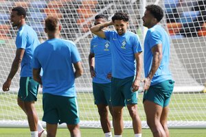 サッカーワールドカップ北中米大会の決勝トーナメント1回戦の日本戦を翌日に控え、練習するブラジルのマルキーニョス(右から2人目)、ガブリエル(左端)ら=内田光撮影