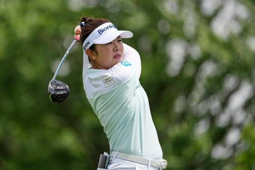 最終ラウンド、3番でショットを放つ山下美夢有(AP)