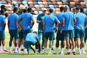 サッカーワールドカップ北中米大会の決勝トーナメント1回戦の日本戦を翌日に控え、練習で選手たちに話をするブラジルのアンチェロッティ監督(中央)=内田光撮影