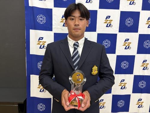 東都大学野球　表彰式で新人賞を受賞した立正大の高田庵冬