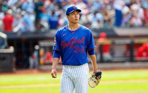 フィリーズ戦の7回、逆転2ランを浴びベンチへ引き揚げるメッツ千賀(AP)